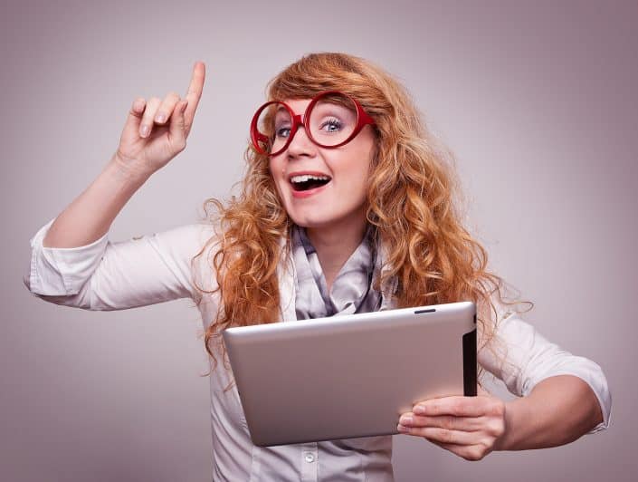 Frau mit roter Brille und iPad