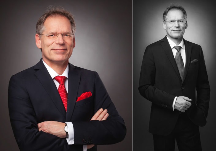 ein Mann steht für Businessfotos in einem Fotostudio in Erfurt