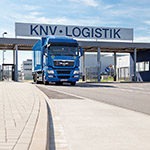 Industriefotografie Logistik, ein LKW fährt aus einer Firmenausfahrt