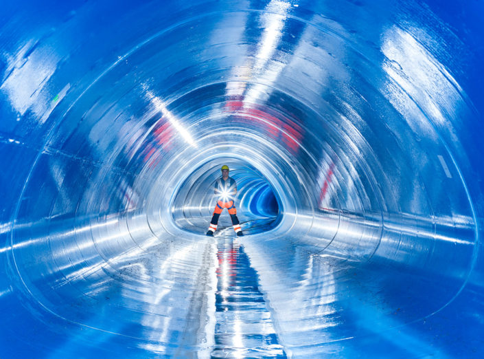 Imagefoto - ein Mann steht in einem Abwasserkanal in Erfurt