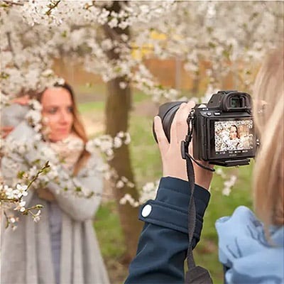 eine Frau fotografiert bei einem Fotokurs in Erfurt